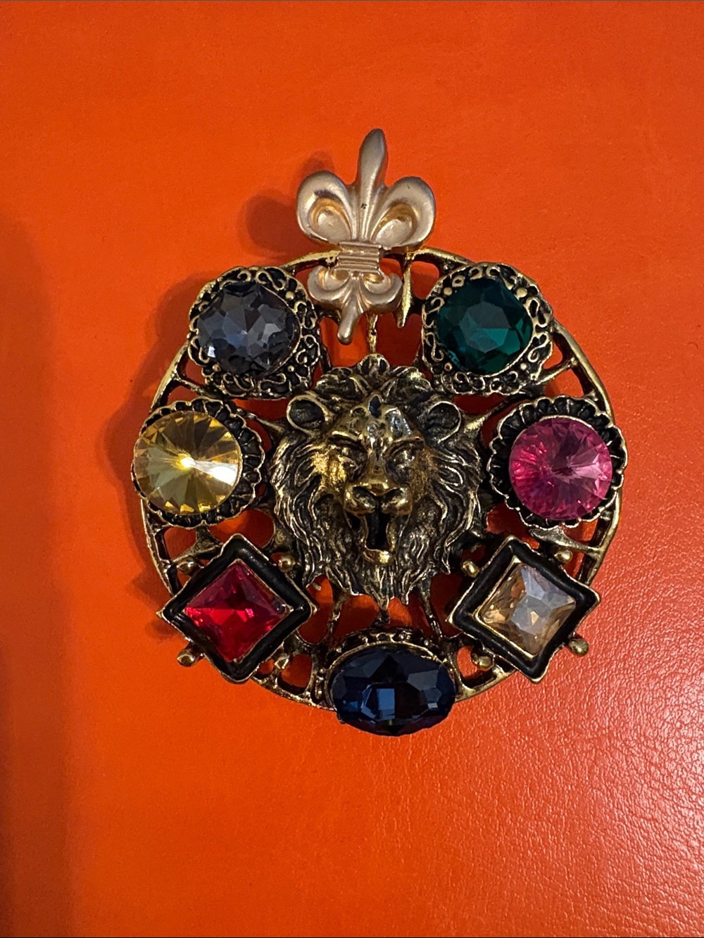 Vintage-Inspired Lion Head Brooch with Multicolored Glass Gems